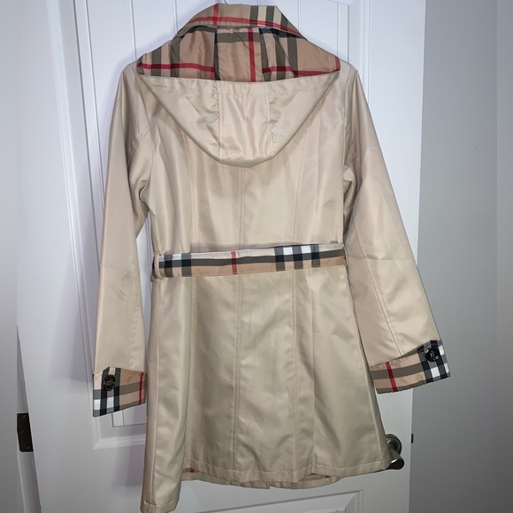 Beautiful Burberry jacket - Picture 4 of 15
